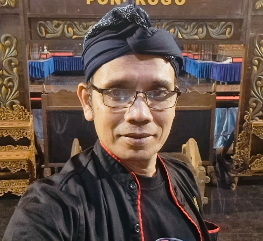 Isa wahyudi akrab disapa ki demang catrawarta Isa wahyudi akrab disapa ki demang penggagas kampung budaya polowijen kota malang dok ki demang